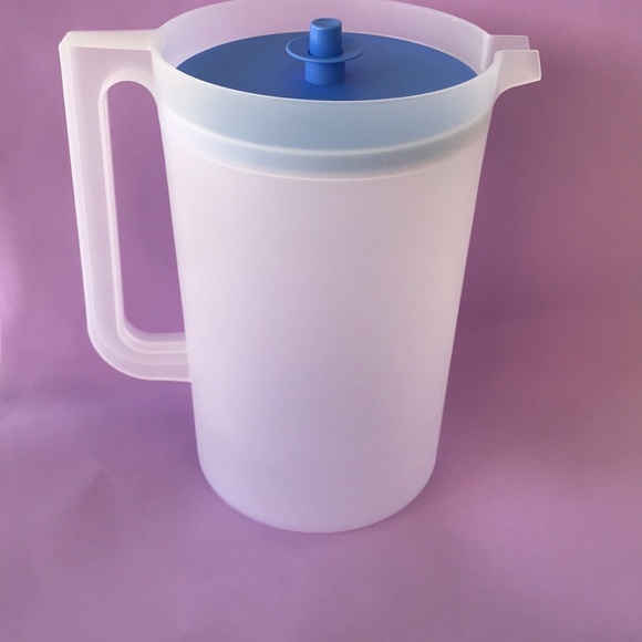 New Tupperware Classic Sheer Pitcher 4 Liter Clear & Blue Lid - Picture 8 of 8